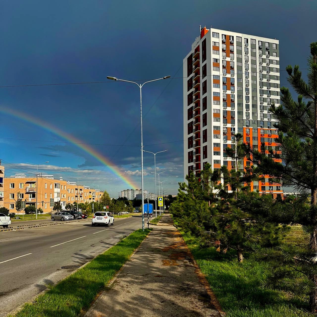 Стильная студия в новом доме с красивыми закатами